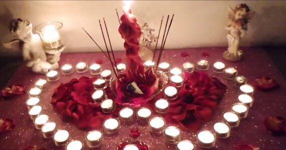 “Ritual de amor con velas rojas, pétalos de rosa y ángeles, utilizado para atraer energías de amor y armonía en relaciones”.