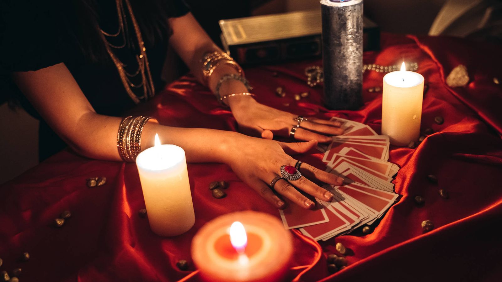 Lectura de tarot con arcanos mayores, cristales y velas.