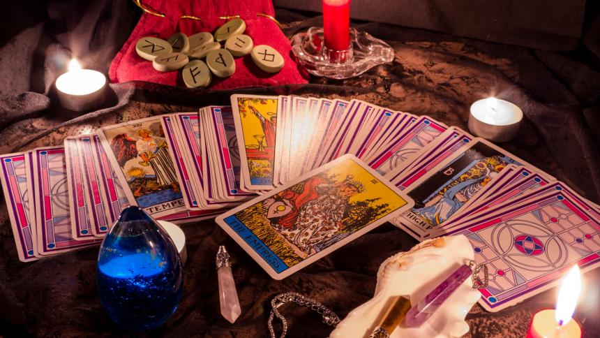 “Altar esotérico con cartas de tarot, runas, cristales y velas, representando una lectura espiritual personalizada y rituales energéticos”.