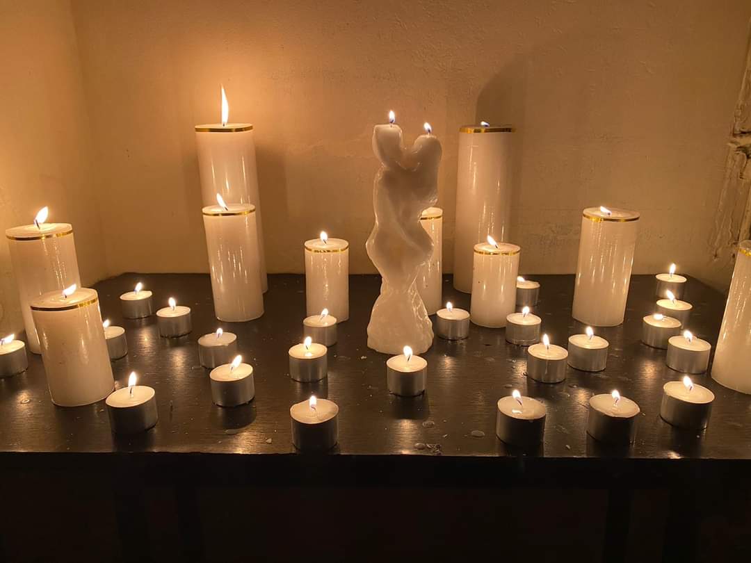 Ritual de limpieza energética con cristales y velas.