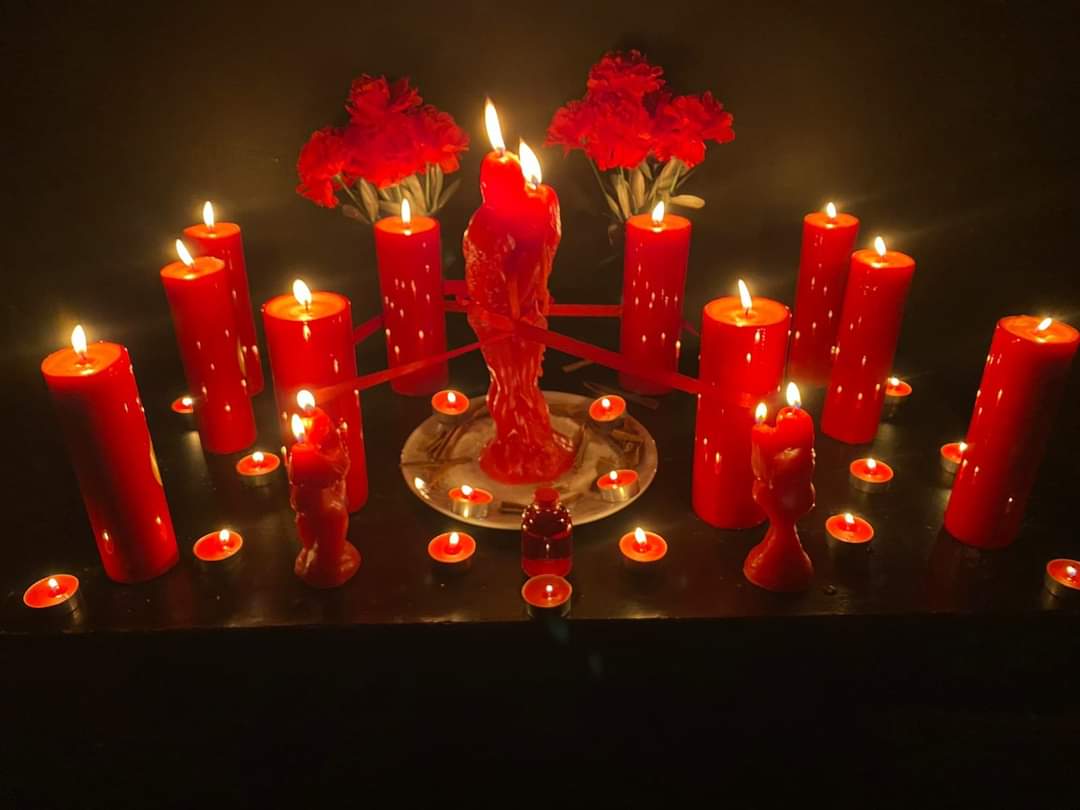 itual de amor con rosas rojas y cuarzo rosa.
