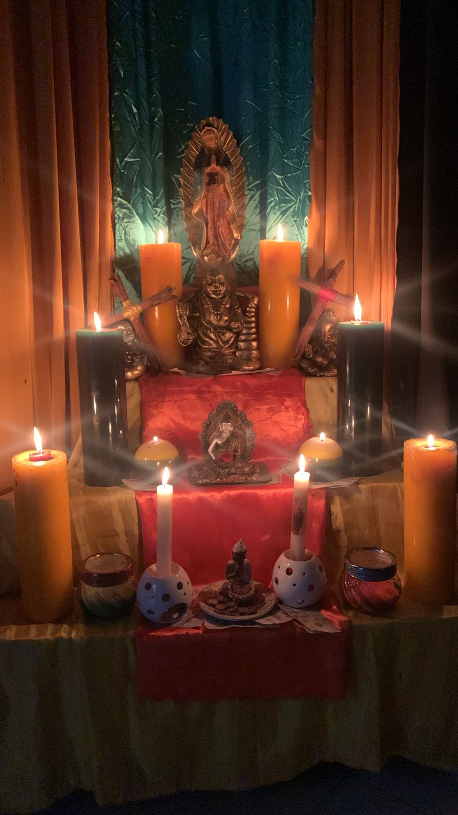 Ritual de prosperidad con velas doradas y monedas.
